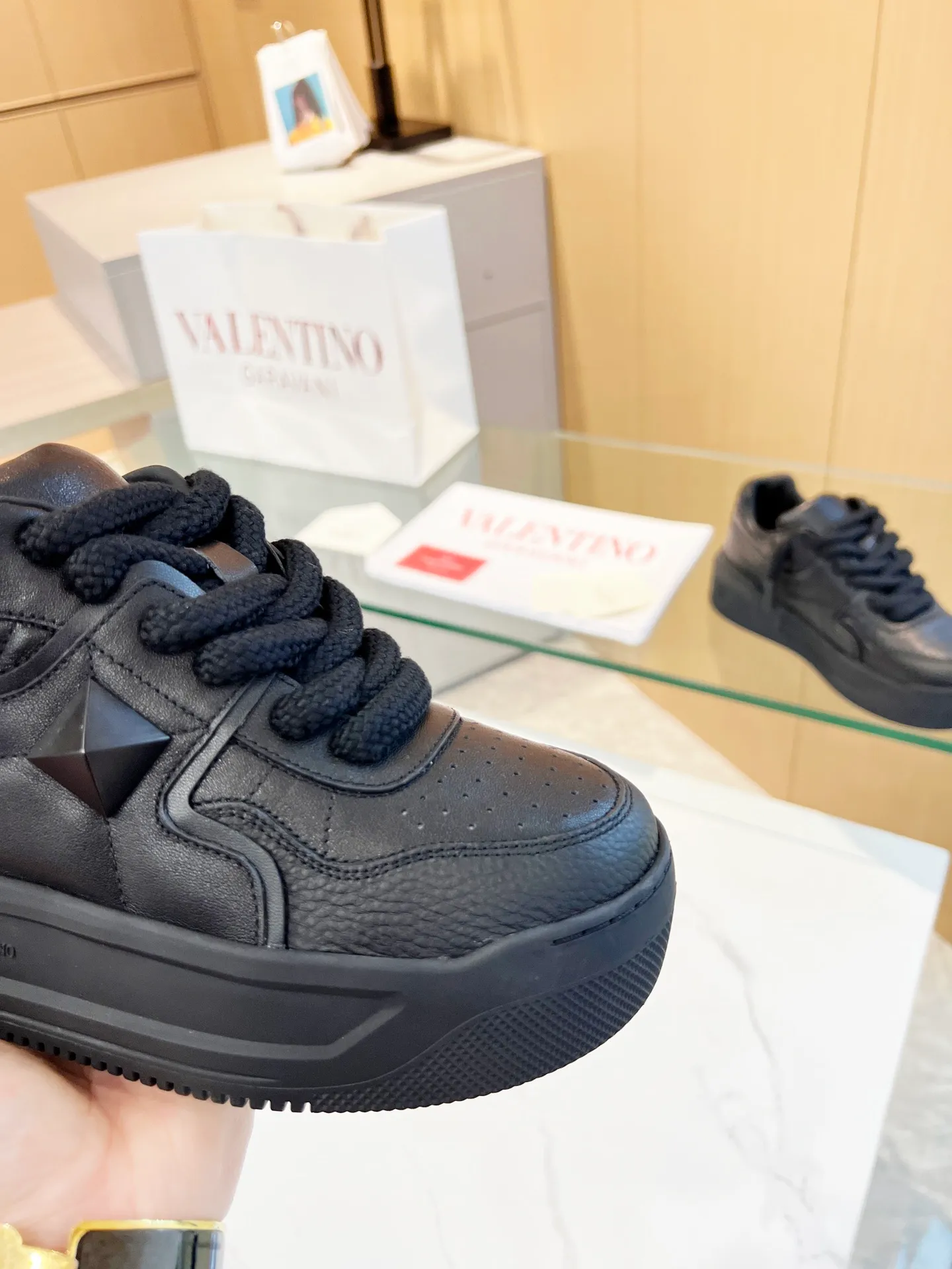 👟👟Ex-factory price 640👟👟 𝑽𝒂𝒍𝒆𝒏𝒕𝒊𝒏𝒐Valentino 𝑶𝒏𝒆𝑺𝒕𝒖𝒅 Couple sneaker series Valentino 2023 new couple sneakers are on sale. The original Z👟👟 was purchased and dismantled at the ex-factory price. Repeated pattern making and modifications. We strive to restore it one to one! Top luxury masterpiece. Signature rivet design. Soft and comfortable genuine sheepskin brings excellent and elegant texture and excellent on-foot comfort. Top purchasing version upper: imported calfskin surface/original oil edge craftsmanship. Lining: water-dyed cowhide lining. Outsole: original development 𝐓𝐏𝐔 two-color combination outsole. Packaging: original configuration complete package. Code number: 34-𝟒𝟓